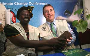 Le Professeur Wangari Maathai et le Directeur excutif du PNUE, Achim Steiner