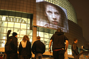 La vidéo diffusée sur la façade de l'Opéra Bastille