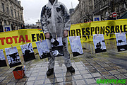 Aprés le responsable mais pas coupable, Total invente le solvable mais pas responsable !