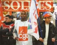 Des employés du magasin Carrefour Montreuil manifestent contre les bas salaires - Photo AFP