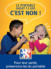 La ville de Lyon vient de lancer sur les panneaux d'information de la ville une campagne intitulée « Le portable avant 12 ans, c'est non ! »
