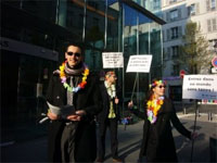 Les Amis de la Terre organisaient le 1er avril dernier une action devant le siège de BNP Paribas en jouant les banquiers de « BNP PARADIS, la banque d’un monde paradisiaque »