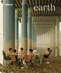 Earth : le livre du prix international de la photographie dédiée au développement durable