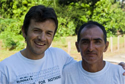 Tristan Lecomte avec Oswaldo del Castillo, un des producteurs de la Coopérative Acopagro à Santa Rosa, qui plante des arbres dans le cadre du projet de reforestation / compensation Alto H.
