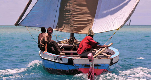 Nicolas Hulot débute ce nouveau numéro sur le canal du Mozambique à bord d'un dhow