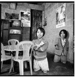 photo : Jan Banning - De ses filles, Li Thi Hoa (14 ans) et sa soeur Le Thi Nhon (27 ans), leur père commerçant dit : « Elles ont les mêmes problèmes. Les gens les appellent des monstres, mais elles sont normales. Hoa par exemple est très intelligente, elle étudie à la maison. » Âgé de 57 ans, Le Huu Dong fut soldat dans l’armée sudvietnamienne, de 1963 à 1975, et cela l’a mis en contact direct avec l’Agent Orange. Son 3e enfant, également atteint de nanisme, est mort.