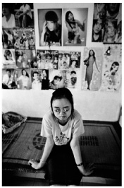 Photo : Philip Jones Griffiths. Hanoi, Viêt Nam, 1998. Nguyen Thi Van Long a 18 ans. Elle est née dans la province de Nam Dinh. Son père a combattu pendant 5 cinq ans le long de la zone démilitarisée. Elle éprouve des difficultés pour parler ; au Village de l’Amitié, où elle habite, elle passe beaucoup de temps à faire des fleurs en papier