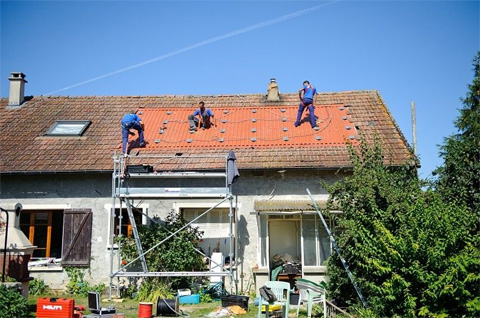 Crédits photo: Arnaud Bouissou/MEDDTL - Pose de panneaux solaires sur le toit d'une maison d'un particulier