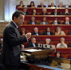 Nicolas Sarkozy lors de la séance inaugurale de la nouvelle mandature du Conseil économique, social et environnemental (Cese). /Photo prise le 14 janvier 2011/REUTERS.