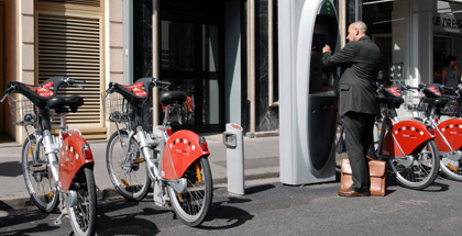 Système de location de vélos à Lyon (Crédit : Gérard Crossay / MEDDTL)