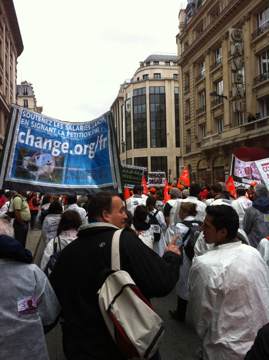 Les Salariés de Sanofi défilent dans les rues de Paris pour la sauvegarde de leurs emplois.