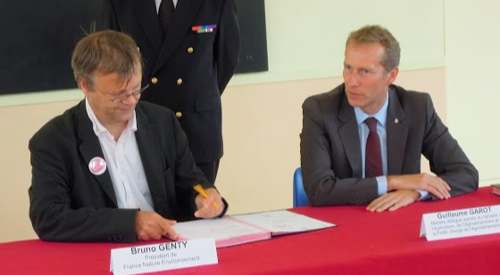 Le 9 septembre, France Nature Environnement signe le pacte de Guillaume Garot dans une école Ouistreham