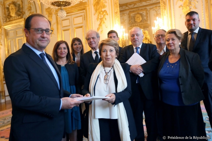 Corinne Lepage, avocate écologiste et fondatrice de Cap 21, a remis le 25 Septembre à François Hollande un rapport pour la création d’une “Déclaration universelle des droits de l’humanité” qui sera défendue par la France à l’ONU