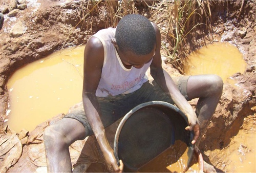 Le mercure est utilisé pour extraire l'or. Photo: IRIN/Kenneth Odiwuor