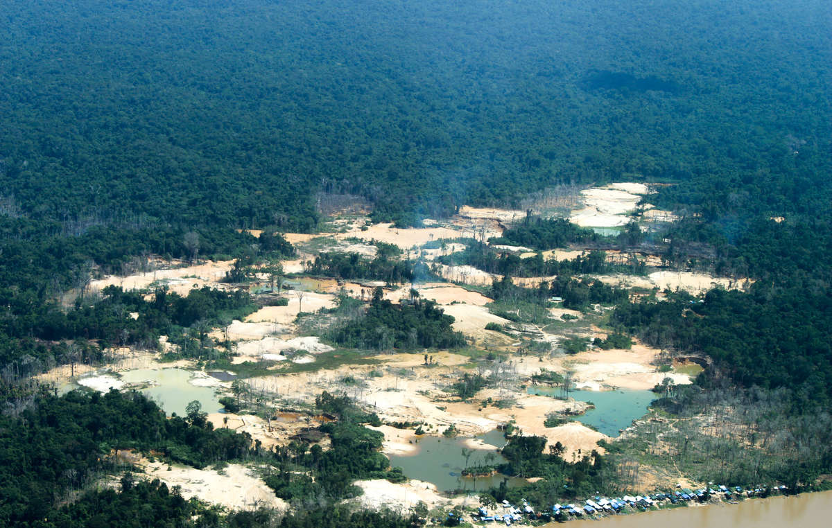 L’un des nombreux sites illégaux d’extraction d’or dans le territoire yanomami. © FUNAI