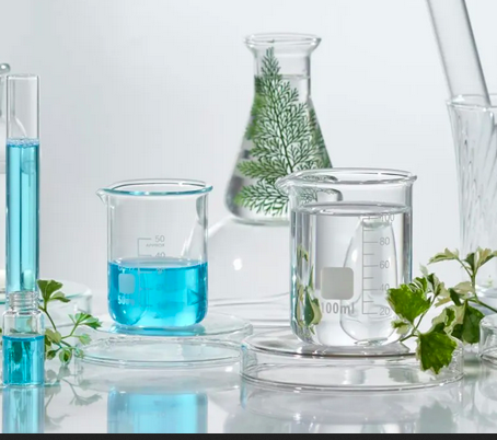 De grandes marques mondiales présentent leurs premières bouteilles issues d’un procédé de recyclage enzymatique