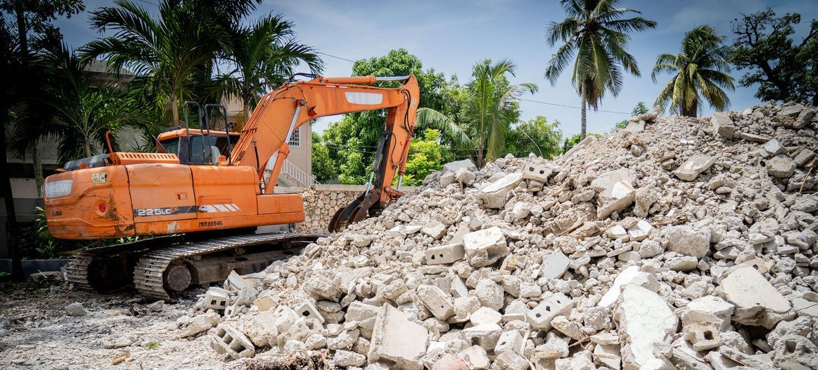 L'amélioration de l'urbanisme et de la construction peut contribuer à atténuer les catastrophes naturelles comme les tremblements de terre, comme on l'a vu en Haïti.
