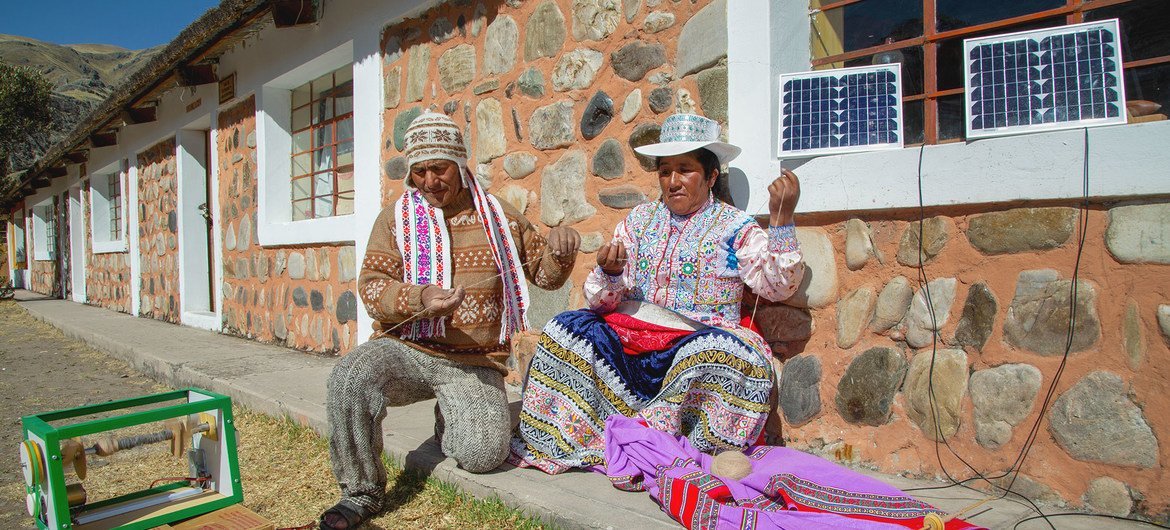 Des villageois du village péruvien de Sibayo utilisent une machine à filer alimentée par l'énergie solaire.