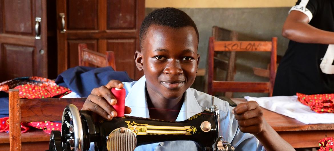 Viki Bokanda, un garçon de 15 ans, apprend à coudre dans le centre de promotion sociale pour l'autonomisation des jeunes filles, à Kisangani, dans le nord-est de la République démocratique du Congo.