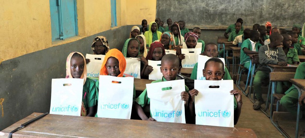 Des élèves de Bol, au Tchad, reçoivent des kits scolaires de la part de L'Éducation sans délai et de l'UNICEF.