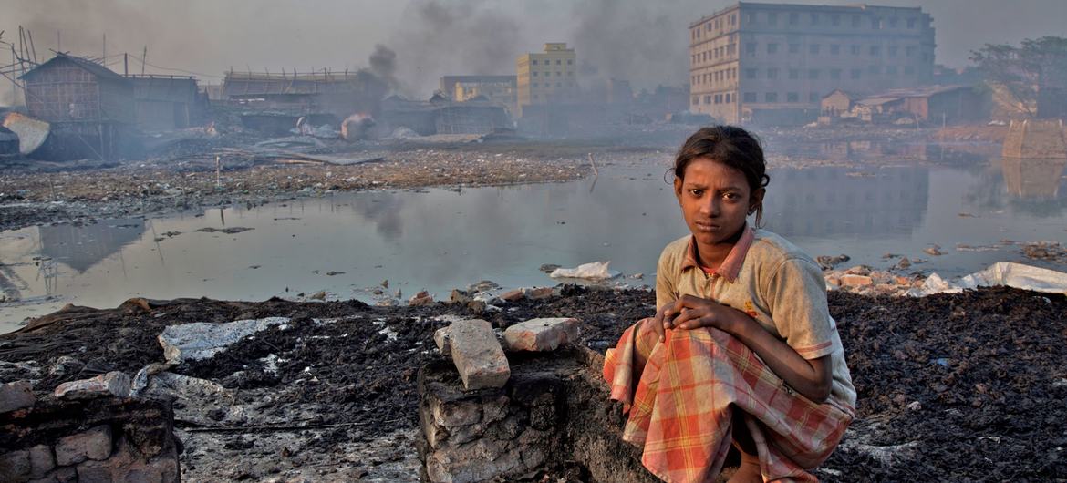 Une fillette sur le site d'une usine qui fabrique de la colle à partir de déchets de cuir, à Dhaka, au Bangladesh.
