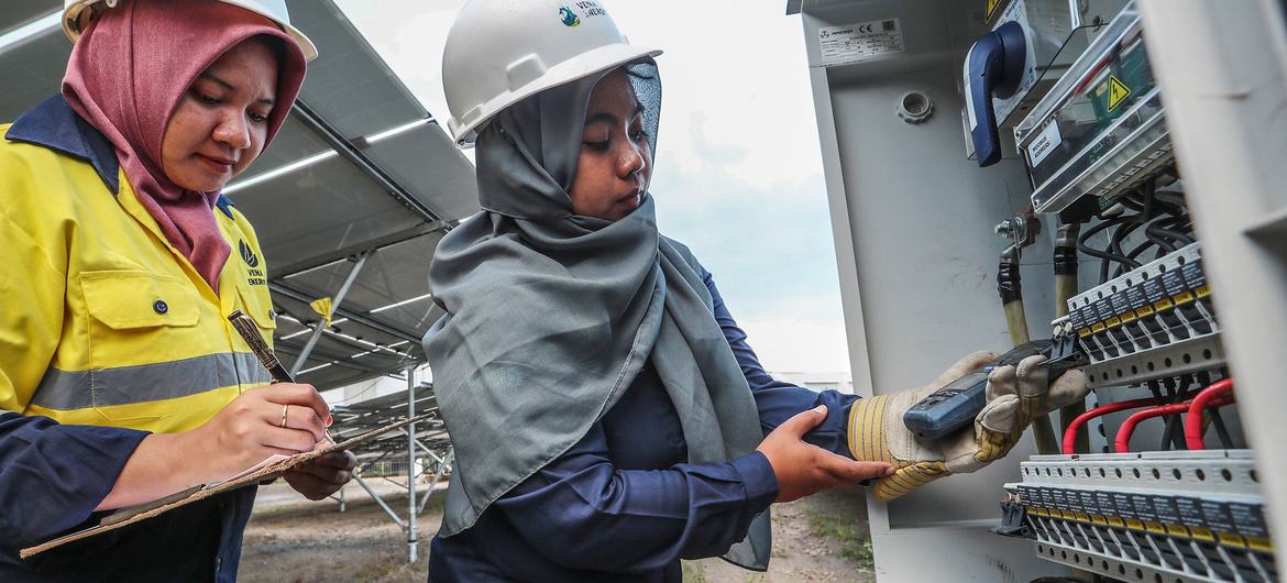 Des femmes travaillant dans un site d'énergie solaire en Indonésie.