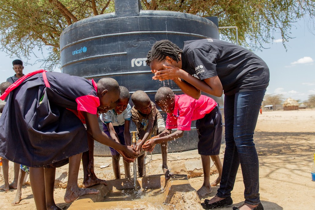 Réservoirs d'eau dans une école du Kenya