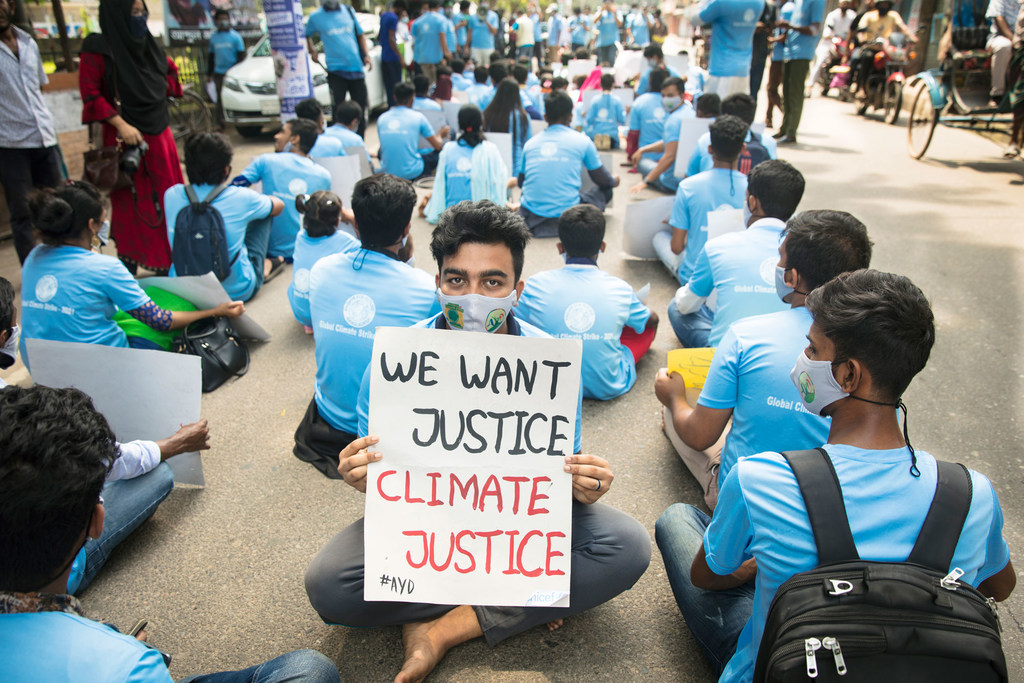Des jeunes militants au Bangladesh réclament la justice climatique.