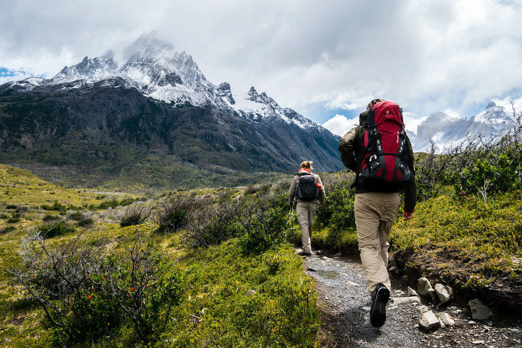 Deux randonneurs parcourent les montagnes du Chili.