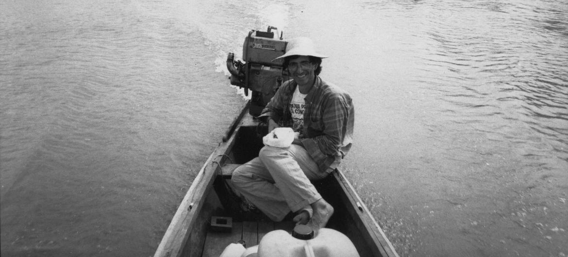 Le journaliste Andrew Revkin sur la rivière Amazon Jurua en 1989.