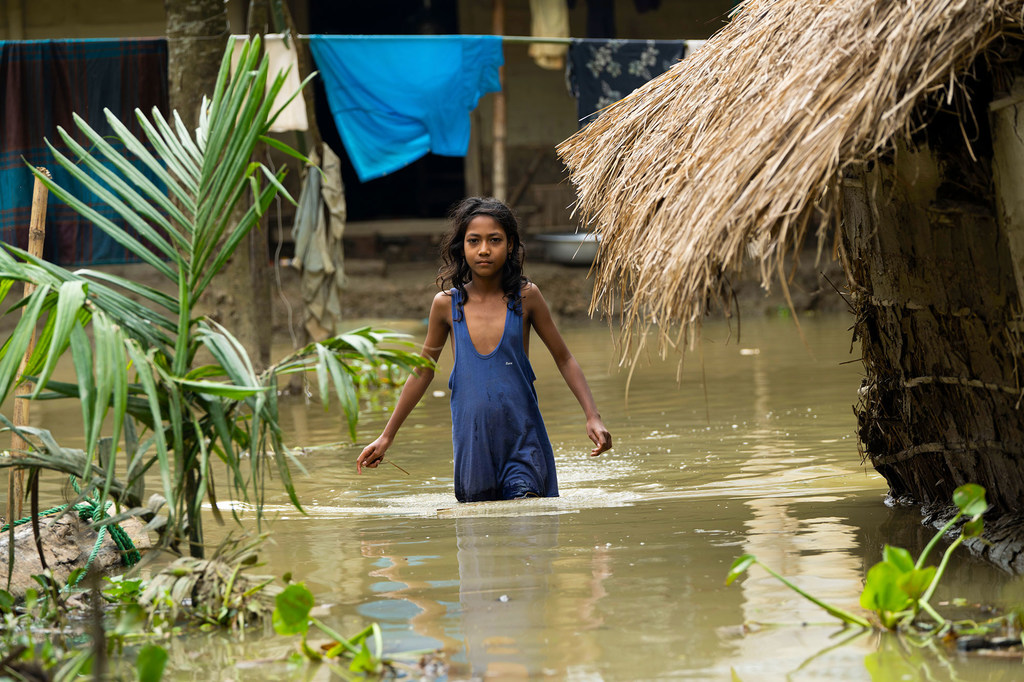 L'école de Protiva à Sylhet a fermé en raison de fortes inondations dans le nord-est du Bangladesh. Sa maison a également été inondée.