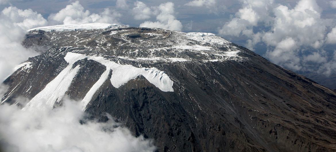 Vue aérienne des neiges disparaissant du Mont Kilimandjaro.