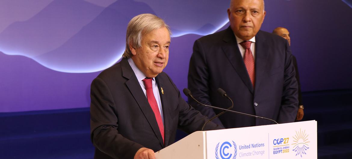 Le Secrétaire général de l'ONU, António Guterres, avec le Président de la COP27, Sameh Shoukry.