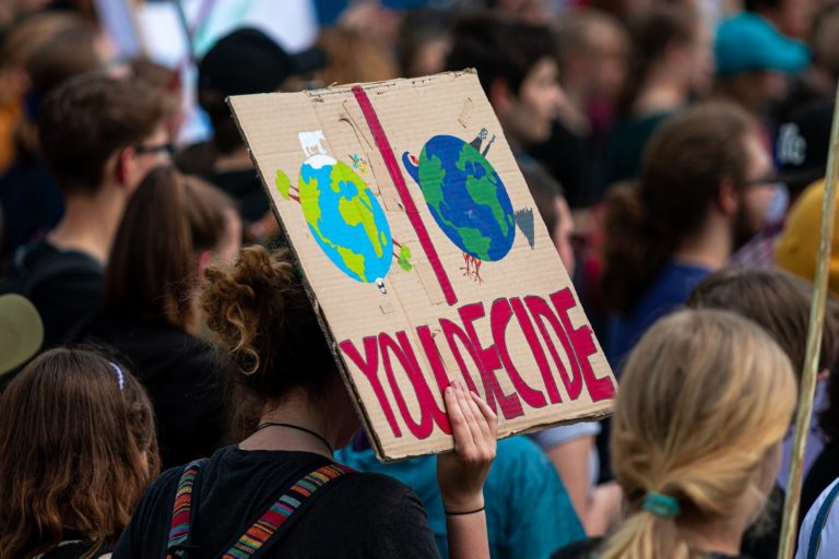 Face à l’urgence écologique, peut-on trouver les voies d’un dialogue entre les jeunes et les institutions ?