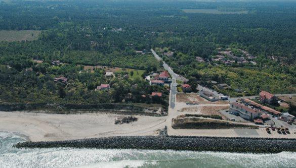La Ville de Soulac-sur-Mer (Nouvelle-Aquitaine) a construit une digue pour protéger la plage et les habitations de l’érosion.