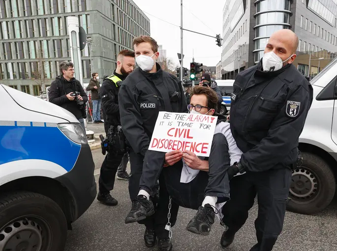 Des membres de Scientist Rebellion interpellés lors d'un sit-in visant à dénoncer la politique environnementale du gouvernement allemand, le 6 avril 2022 à Berlin (Allemagne).