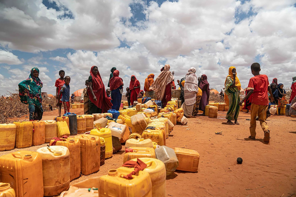 Des files d'attentes interminables pour la distribution d'eau en Somalie