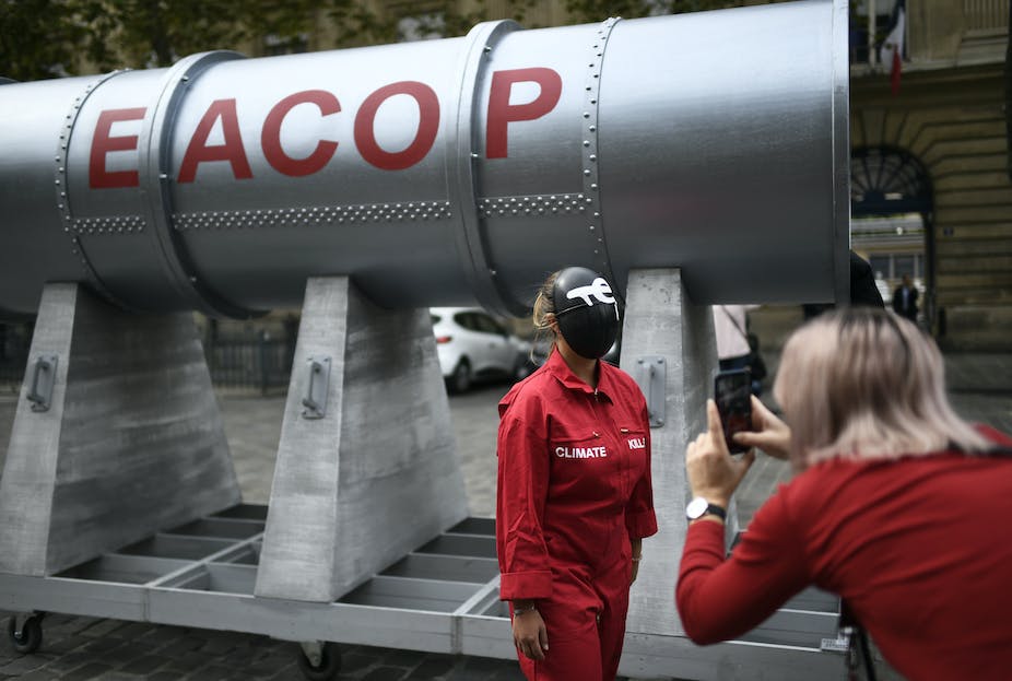 Une militante en costume de Squid Game lors d’une action à Paris, le 23 septembre 2022, contre le mégaprojet pétrolier Eacop de Total Energies en Ouganda.