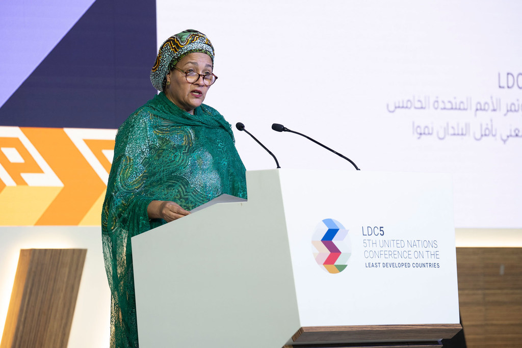 La Vice-secrétaire générale Amina Mohammed prononce un discours lors de la journée de clôture de la cinquième conférence des Nations Unies sur les Pays les moins avancés (LDC5), à Doha au Qatar.