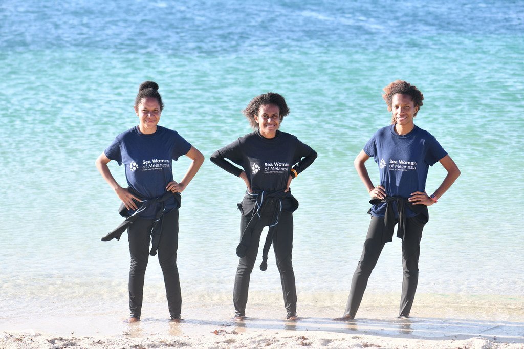 Des femmes de Mélanésie forment d'autres femmes au suivi et à l'évaluation des impacts du blanchiment des coraux sur certains des récifs les plus menacés au monde, en utilisant les sciences et technologies marines.