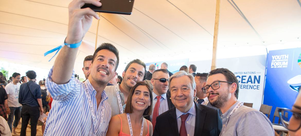 Le Secrétaire général António Guterres participe au Forum de la jeunesse et de l'innovation en marge de la Conférence des Nations Unies sur les océans 2022 au Portugal. (juin 2022)