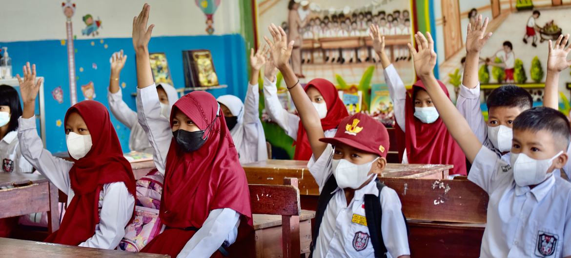 Des élèves de l'école élémentaire de la province de Sulawesi du Sud, en Indonésie, retournent en classe en mars 2022 à la suite de l'apparition de la pandémie de COVID-19.