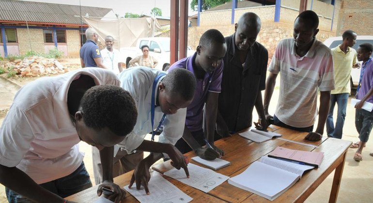Vérification de listes électorales au Burundi.