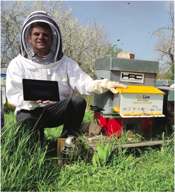 innovation. Christian Lubat, fondateur de BeeGuard, présente le compteur BeeLive, une innovation qui a reçu un prix au Salon de l’agriculture 2022.