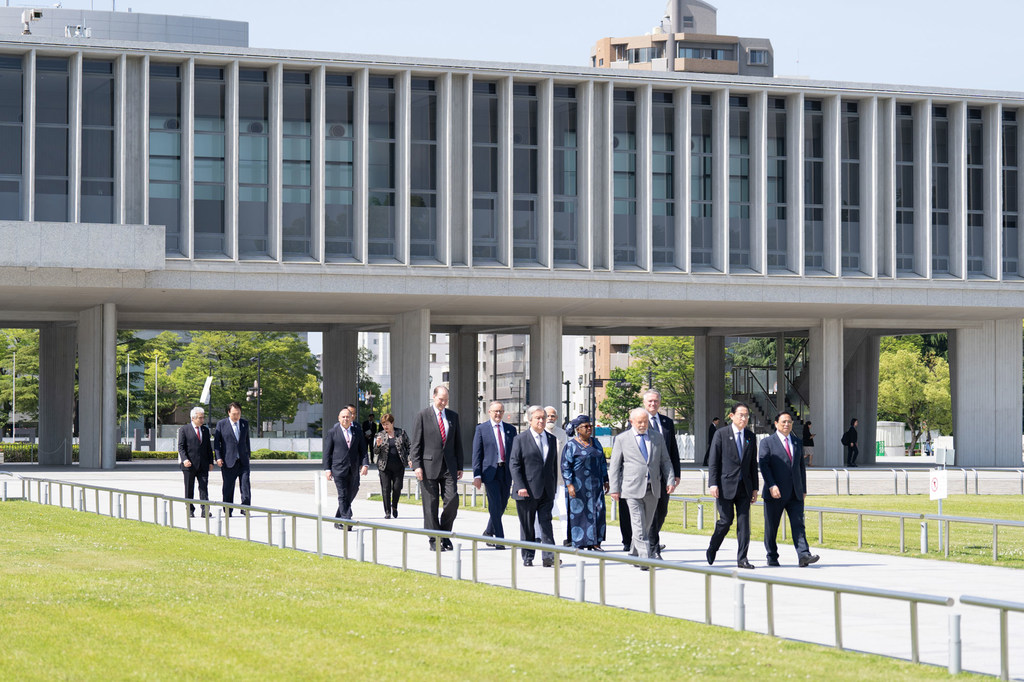 Le Secrétaire général António Guterres se joint aux dirigeants du monde entier qui se recueillent au Mémorial de la paix d'Hiroshima.