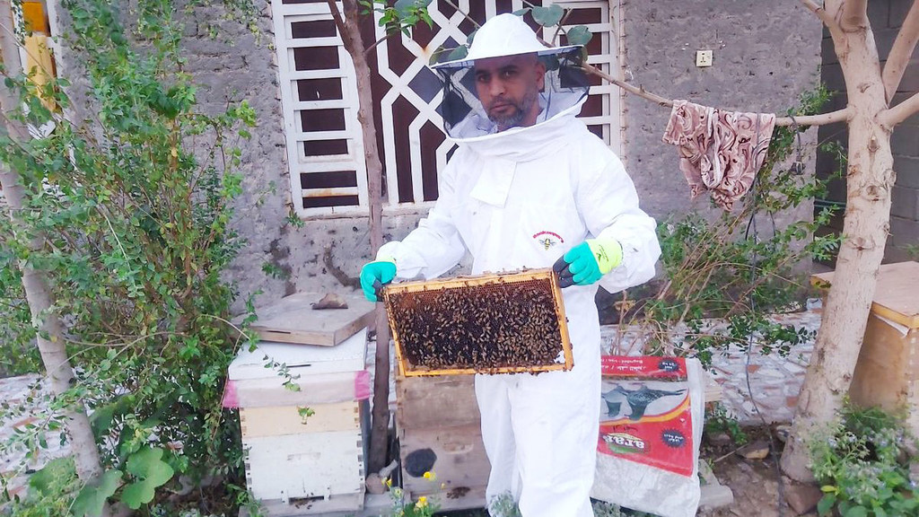 Ziad Sa'ad, un apiculteur de Bassorah, en Iraq, sensibilise sa communauté à l'importance de la sécurité au travail.