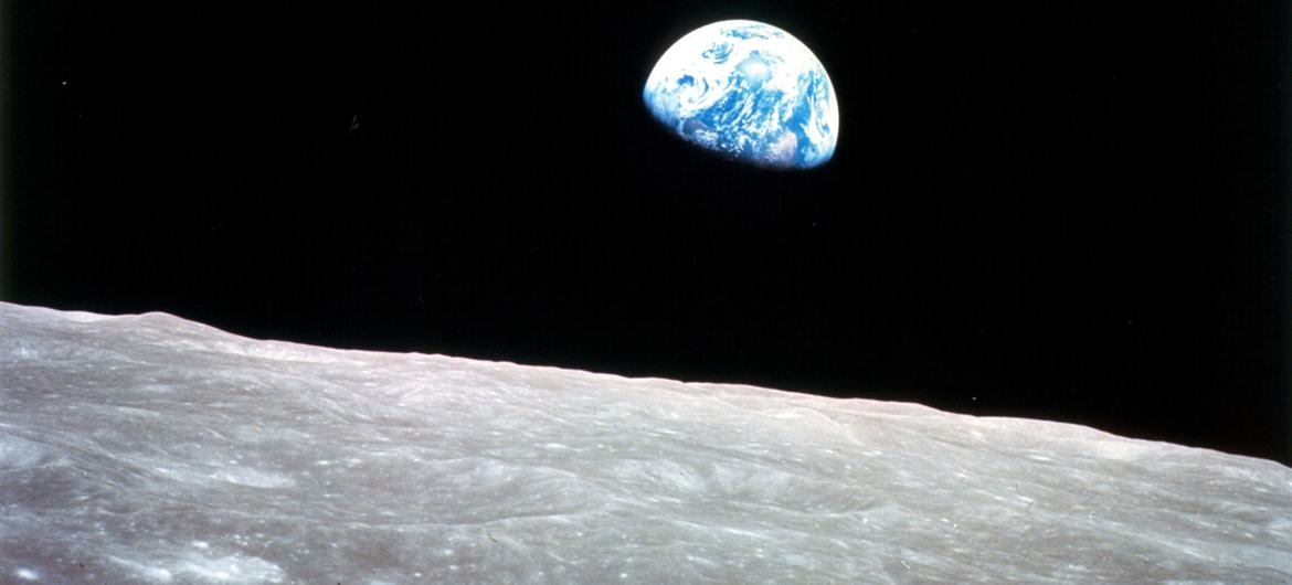 Apollo 8 de la NASA, première mission habitée vers la Lune, est entrée en orbite lunaire le 24 décembre 1968.