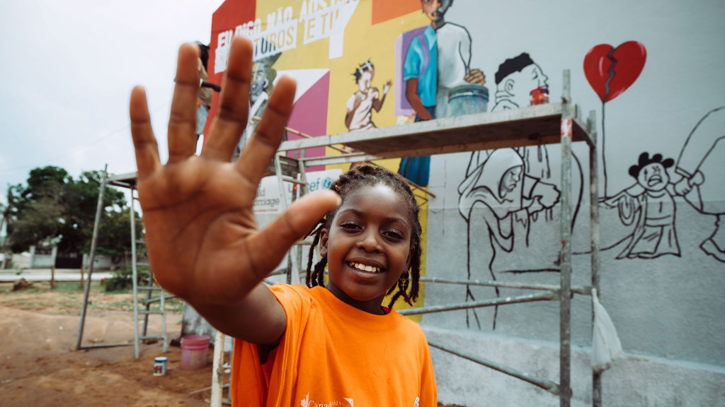Dans la province de Nampula, au Mozambique, des enfants peignent une peinture murale soulignant l'impact négatif du mariage des enfants.