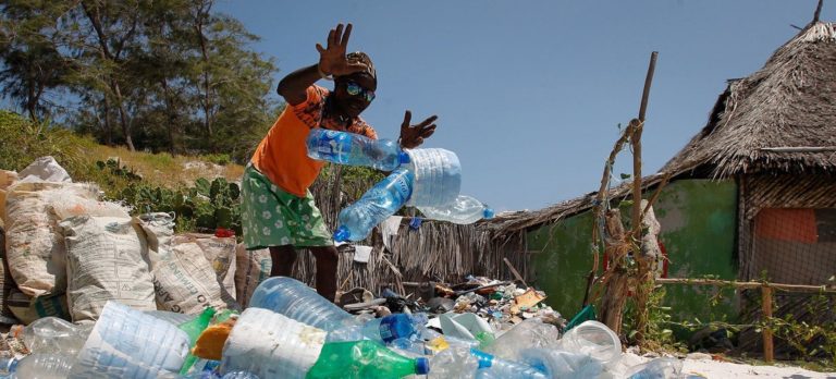 Le « raz-de-marée toxique » de la pollution plastique met en péril les droits de l&rsquo;homme selon l&rsquo;ONU