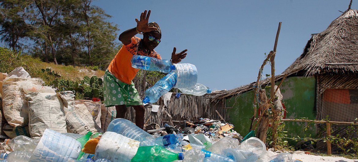 Des habitants de Watamu, au Kenya, travaillent avec une association pour ramasser des déchets plastiques sur la plage chaque vendredi.
